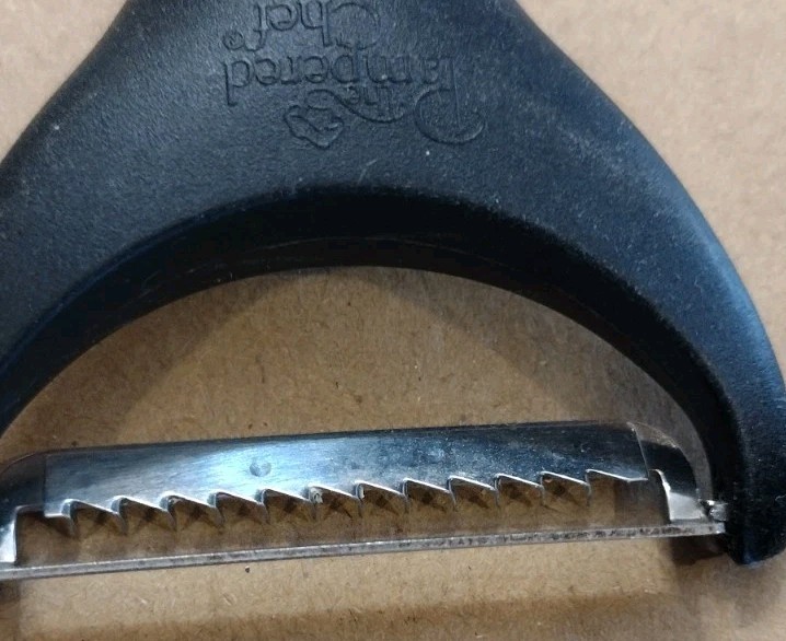 Pampered Chef Serrated Peeler – Retired Older Style As Shown