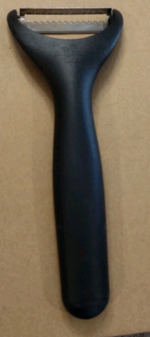 Pampered Chef Serrated Peeler – Retired Older Style As Shown