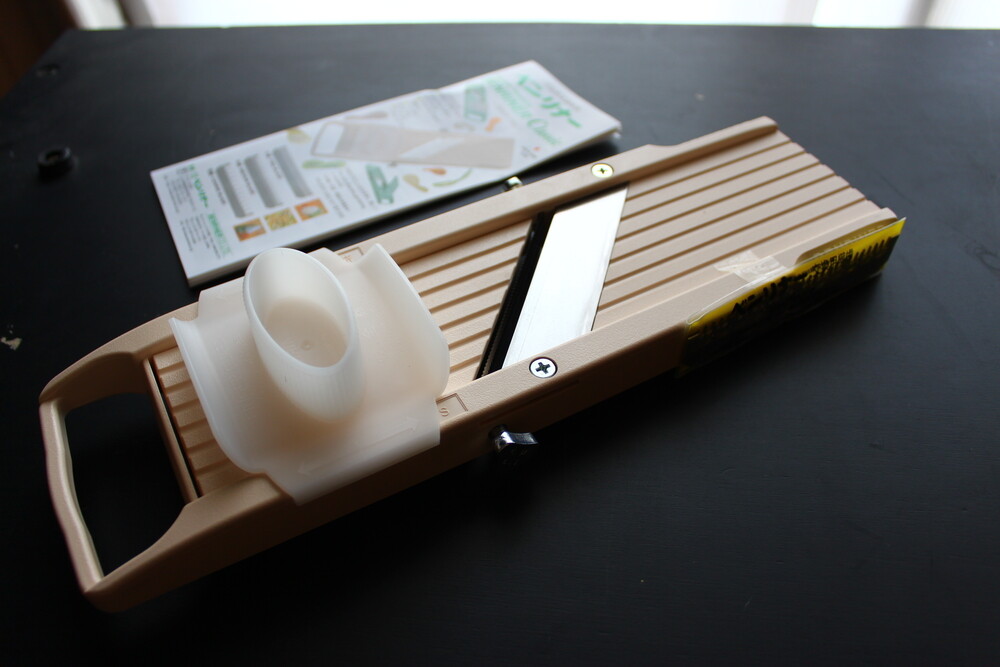 Benriner Vegetable slicer (Unchooseable color) Universal vegetable cooker CBV04