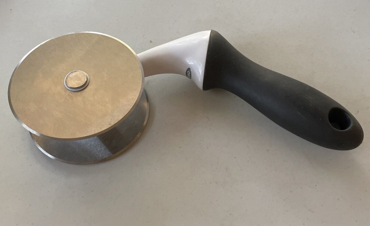 OXO GOOD GRIPS 2 Blade Salad Pizza Chopper Double Wheel Cutter