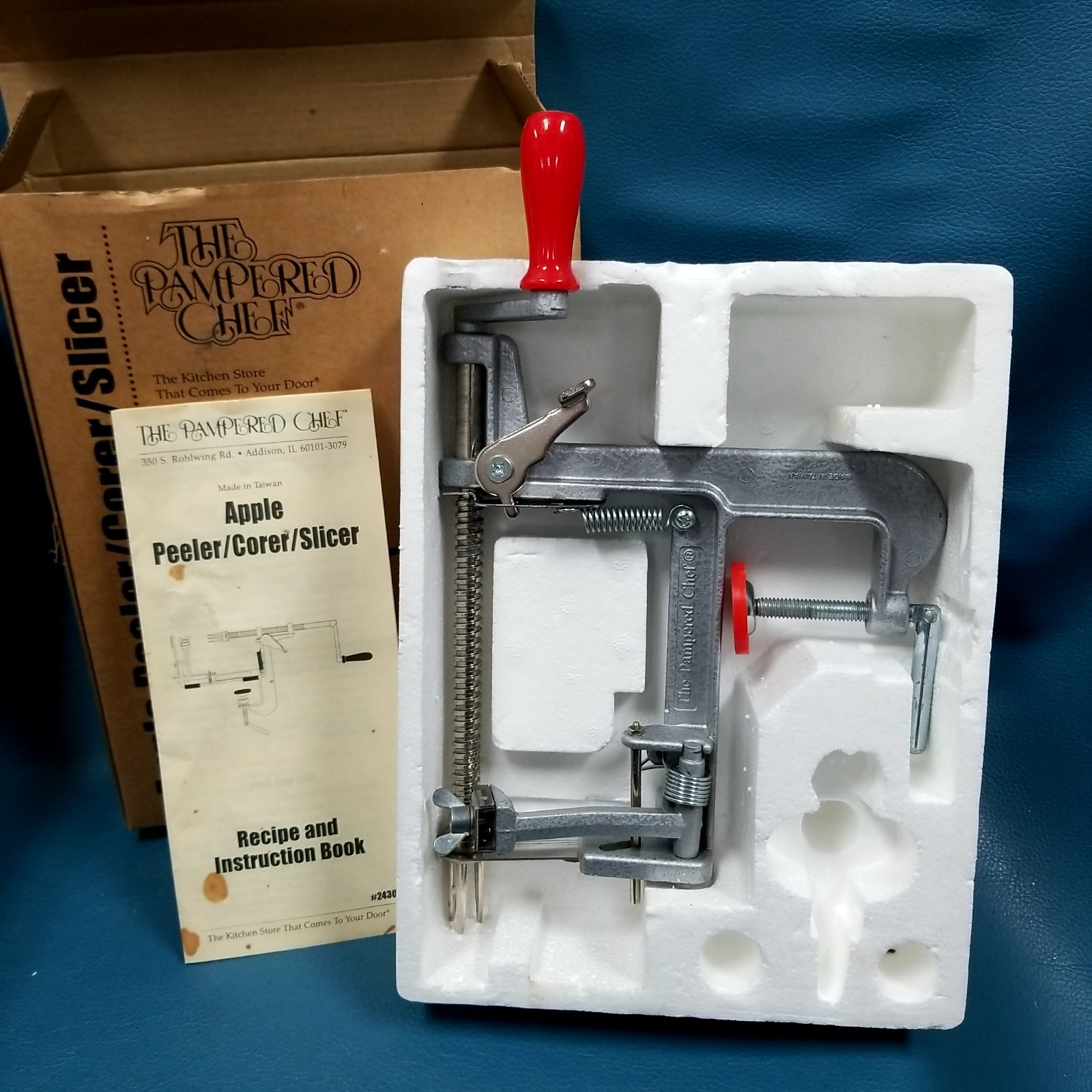 NIOB Pampered Chef Apple Peeler Corer Slicer 2430 with Instructions