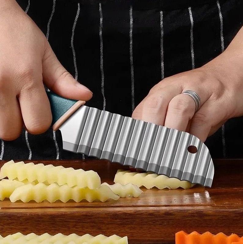 Stainless Steel Wavy Utility Knife – Creative Crinkle Cutter for Fruits & Veggie