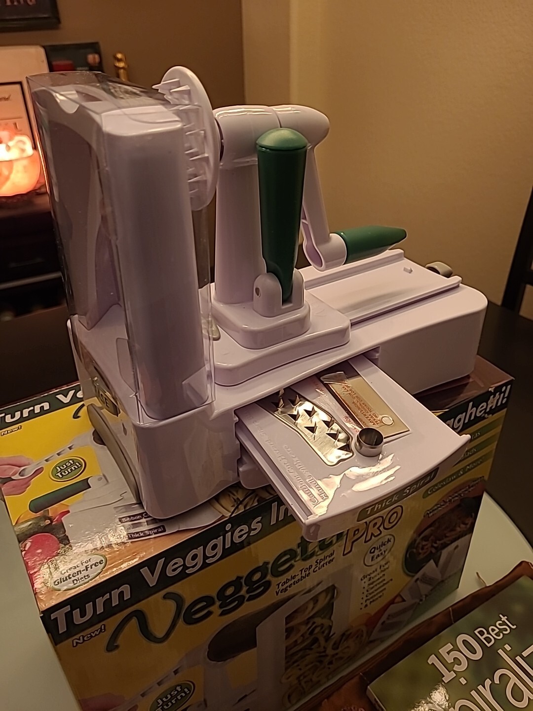VEGGETTI PRO SPIRAL WHITE VEGETABLE CUTTER PLUS FREE 150 BEST RECIPES BOOK #99