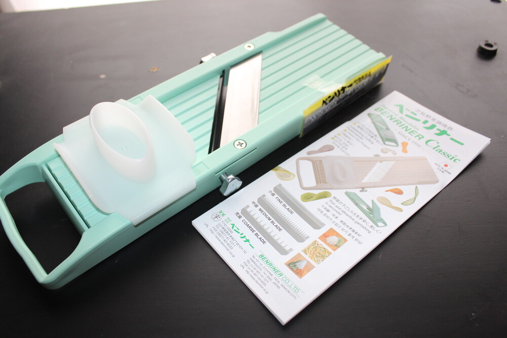 Benriner Vegetable slicer (Unchooseable color) Universal vegetable cooker CBV04